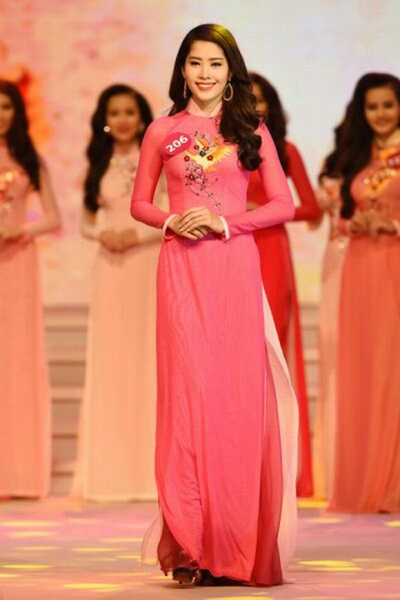 Chung kết Hoa hậu Hoàn vũ Việt Nam phần thi áo dài 2
