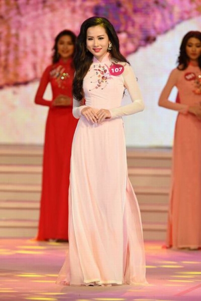 Chung kết Hoa hậu Hoàn vũ Việt Nam phần thi áo dài 1