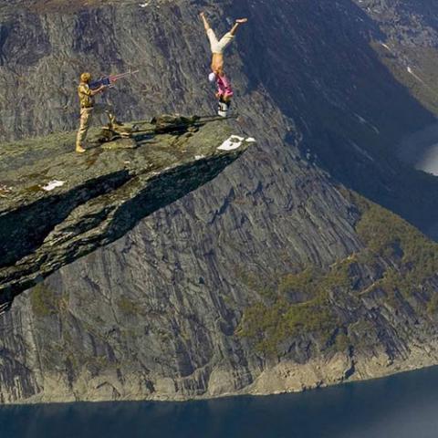 '. Dị nhân đi xe 1 bánh trên vách núi cao 1.400 mét .'