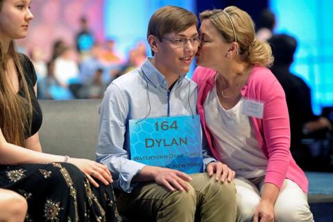 10 khoảnh khắc hôn ấn tượng trong năm 2015