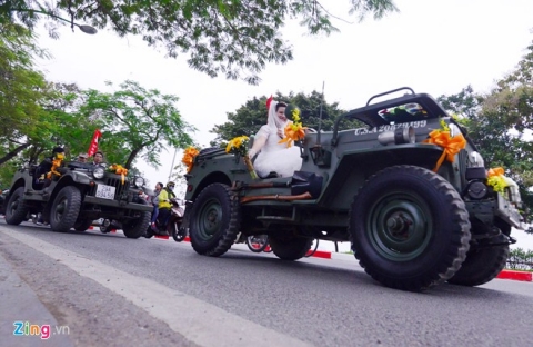 Chú rể lái xe Jeep đưa cô dâu dạo quanh phố phường