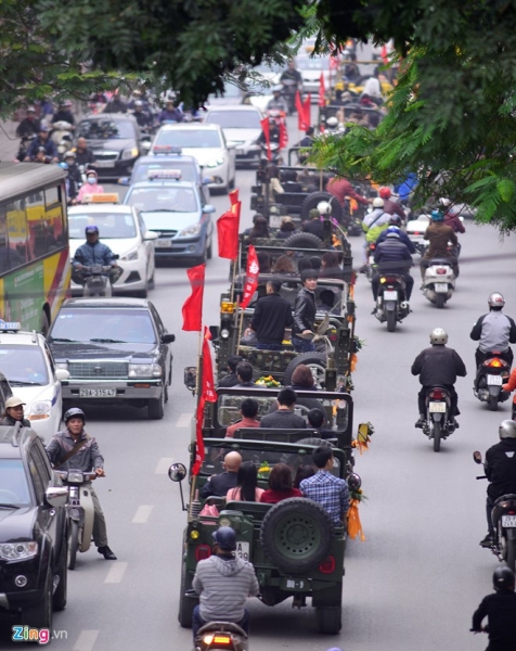 Chú rể lái xe Jeep đưa cô dâu dạo quanh phố phường