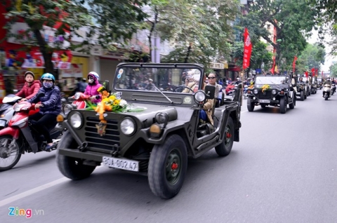 Chú rể lái xe Jeep đưa cô dâu dạo quanh phố phường