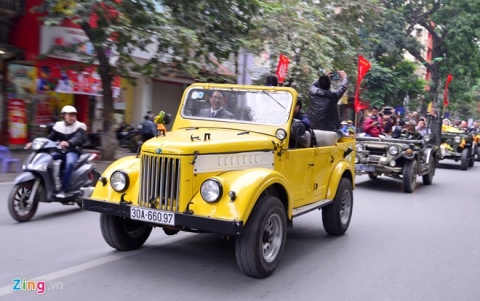 Chú rể lái xe Jeep đưa cô dâu dạo quanh phố phường