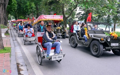 Chú rể lái xe Jeep đưa cô dâu dạo quanh phố phường