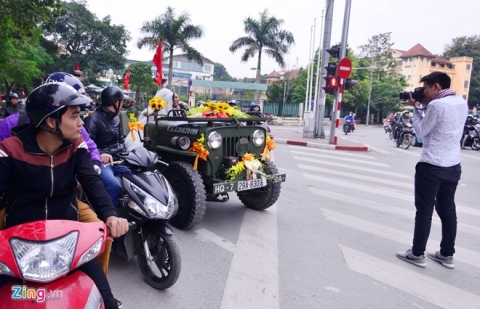 Chú rể lái xe Jeep đưa cô dâu dạo quanh phố phường