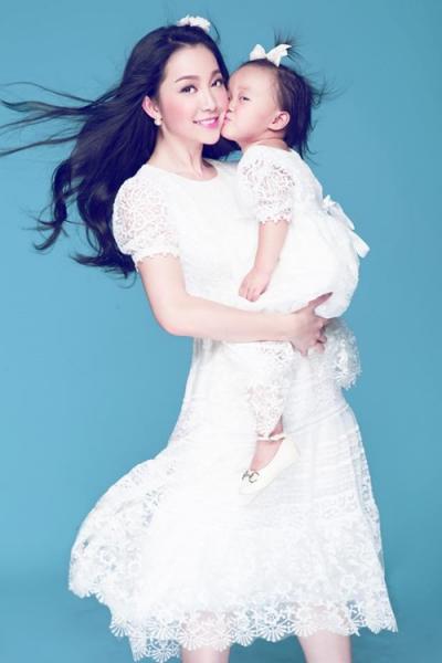 'Chim công làng múa' Linh Nga tránh né vụ 'ảnh khóa môi' - 2