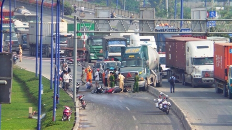 Xe bồn gây tai nạn hàng loạt, xa lộ Hà Nội kẹt cứng