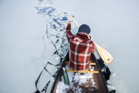8.	Chèo thuyền khó nhọc trên mặt hồ đóng băng. (Tác giả: Little Outdoor Giants).