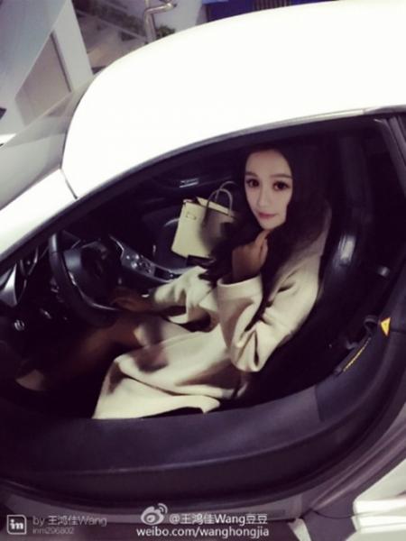 Hotgirl chuyên chụp ảnh cùng xe sang bị ‘bóc mẽ’ sống ảo - Ảnh 3 Hotgirl chuyên chụp ảnh cùng xe sang bị ‘bóc mẽ’ sống ảo - Ảnh 3