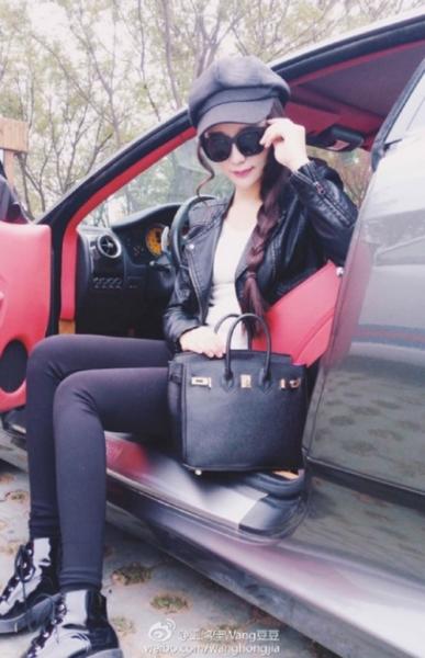 Hotgirl chuyên chụp ảnh cùng xe sang bị ‘bóc mẽ’ sống ảo - Ảnh 4 Hotgirl chuyên chụp ảnh cùng xe sang bị ‘bóc mẽ’ sống ảo - Ảnh 4