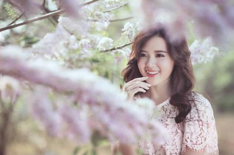 Mê mẩn ngắm hotgirl Midu giữa rừng hoa anh đào - Ảnh 2