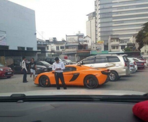 Đại gia lái siêu xe McLaren độc nhất Việt Nam trên phố Sài Gòn - Ảnh 2
