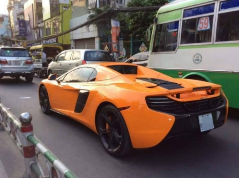 Đại gia lái siêu xe McLaren độc nhất Việt Nam trên phố Sài Gòn - Ảnh 1