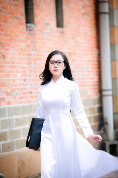 Đọ vẻ xinh đẹp khó cưỡng của những hotgirl Việt trong tà áo dài trắng