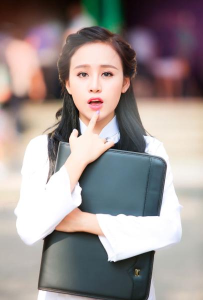 Đọ vẻ xinh đẹp khó cưỡng của những hotgirl Việt trong tà áo dài trắng