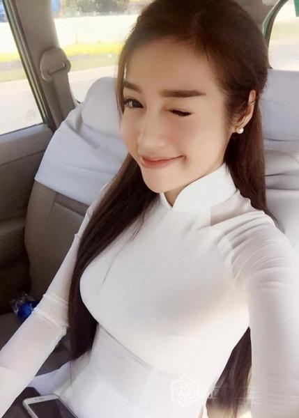 Đọ vẻ xinh đẹp khó cưỡng của hotgirl Việt trong tà áo dài trắng