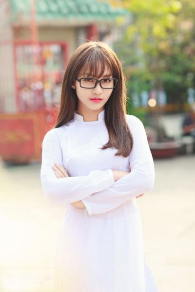 Đọ vẻ xinh đẹp khó cưỡng của những hotgirl Việt trong tà áo dài trắng
