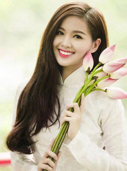 Đọ vẻ xinh đẹp khó cưỡng của hotgirl Việt trong tà áo dài trắng