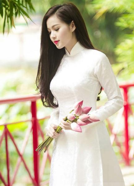 Đọ vẻ xinh đẹp khó cưỡng của hotgirl Việt trong tà áo dài trắng