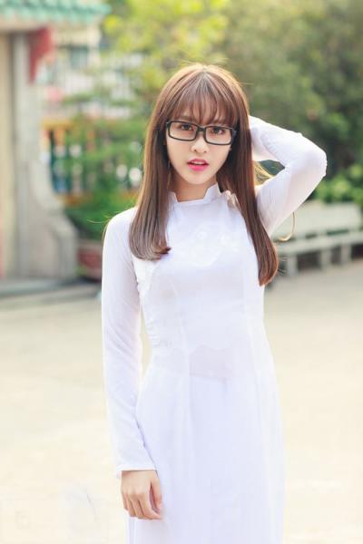 Đọ vẻ xinh đẹp khó cưỡng của những hotgirl Việt trong tà áo dài trắng