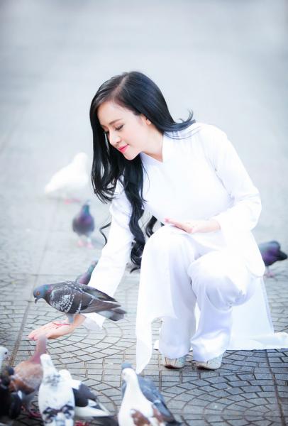 Đọ vẻ xinh đẹp khó cưỡng của những hotgirl Việt trong tà áo dài trắng