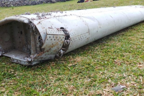Vật thể đầu tiên của MH370 được phát hiện khi nó trôi dạt vào đảo Reunion năm ngoái. Ảnh: Telegraph