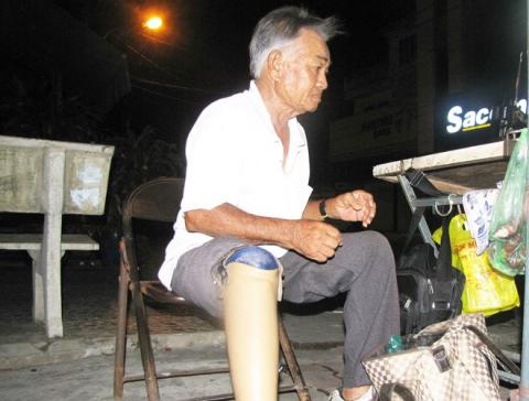 Cụ ông tàn tật bán vé số bị cướp hơn 8 triệu đồng