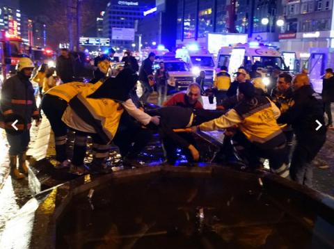 Hiện trường đẫm máu vụ đánh bom rung chuyển thủ đô Thổ Nhĩ Kỳ khiến 169 người thương vong - Ảnh 10.