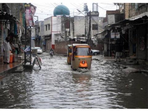 Mưa lớn kéo dài khiến các con đường ở Pakistan ngập nước. Ảnh: INP