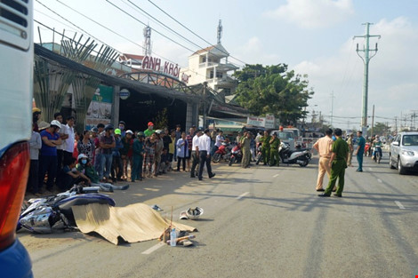 Con ôm thi thể cha gào khóc trong tai nạn thương tâm - 1