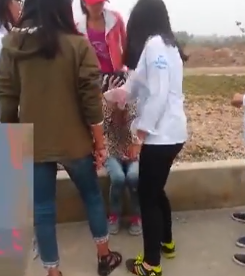 Phẫn nộ nhóm nữ sinh dùng dép đánh, đá túi bụi một bạn nữ - Ảnh 1