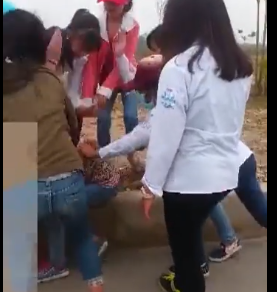 Phẫn nộ nhóm nữ sinh dùng dép đánh, đá túi bụi một bạn nữ - Ảnh 2