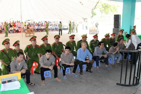 Giang ho ban chet nguoi tang qua cho con khi ra toa hinh anh