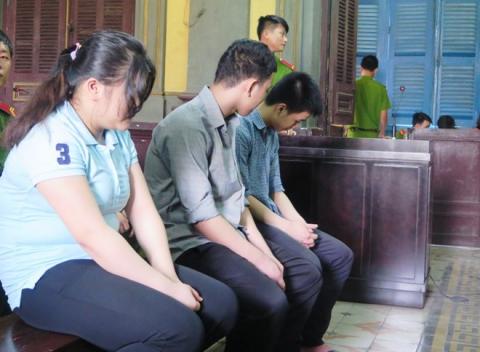 Nhom thanh nien cuong hiep roi ep thieu nu di ban dam hinh anh