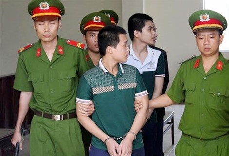 Be gai bi 3 ban trai chuoc say roi cuong hiep hinh anh