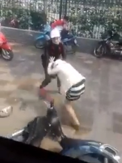 HN: Bà bầu 4 tháng bị hành hung, đạp vào bụng giữa phố - 1