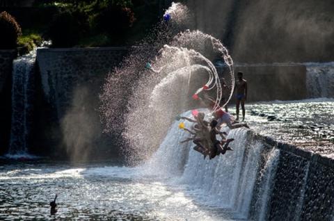 Khoanh khac vo tu cua tre em tren khap hanh tinh hinh anh