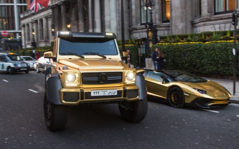 Dàn siêu xe dát vàng của triệu phú Ả Rập náo loạn London - 2