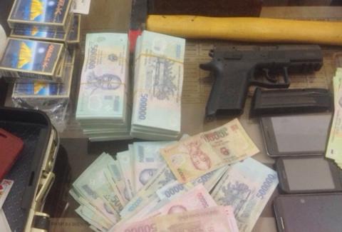 100 canh sat ap vao soi bac co con do giu trat tu hinh anh 1