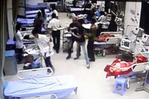 Benh nhan bi dam dong truy sat trong phong cap cuu hinh anh 1