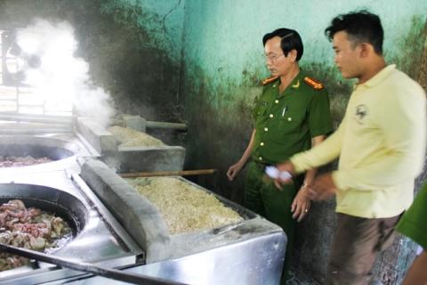 Phat hien mot co so che bien mo canh nha ve sinh hinh anh 1