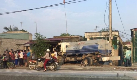 Oto dam chet nguoi phu nu o trong nha hinh anh 2