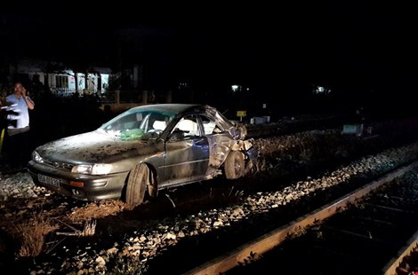 Tau hoa tong oto, ca gia dinh di vieng dam tang bi nan hinh anh 1