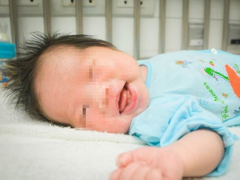Bé gái xinh xắn 3 ngày tuổi bị bỏ rơi tại bệnh viện - 2