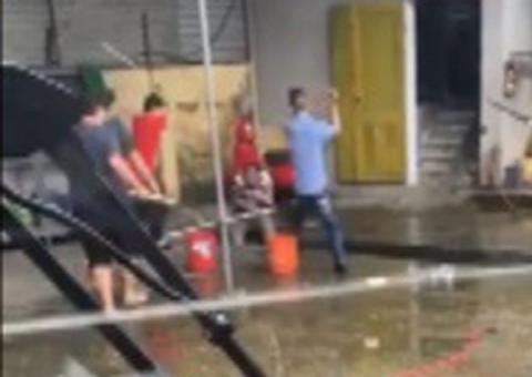 Nhom con do chem guc tai xe trong ben xe khach hinh anh 1