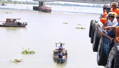 Phát hiện thi thể nam thanh niên trôi gần cầu Đồng Nai - 1