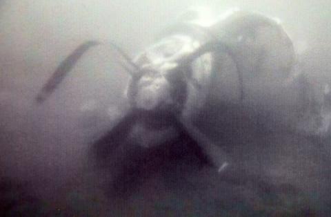 Tim thay 2 thi the cung manh vo va dong co CASA-212 hinh anh 3