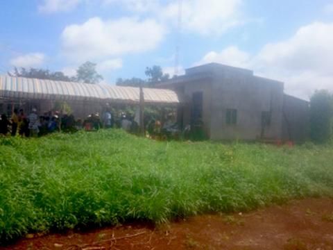 nguoi vo om con mot thang tuoi 'guc nga' truoc noi dau co cha ruot sat hai chong - 1