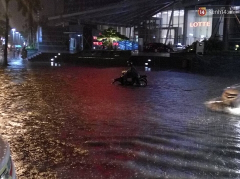 Hà Nội đang ảnh hưởng bão, mưa to gió giật kinh hoàng, nhiều tuyến phố đã ngập - Ảnh 4.